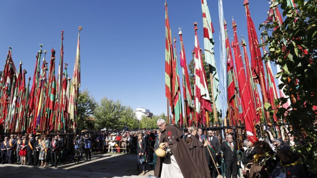 A los pies de la Basílica se congregan pendones, autoridades y fieles en la ofrenda y misa de campaña
