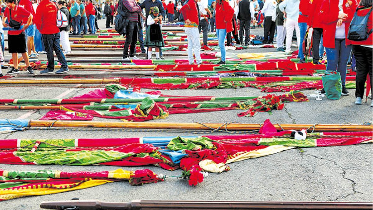 Los pendones se concentran en E.Lecrerc y elevan sus telas multicolores por la N-120 hasta La Virgen del Camino