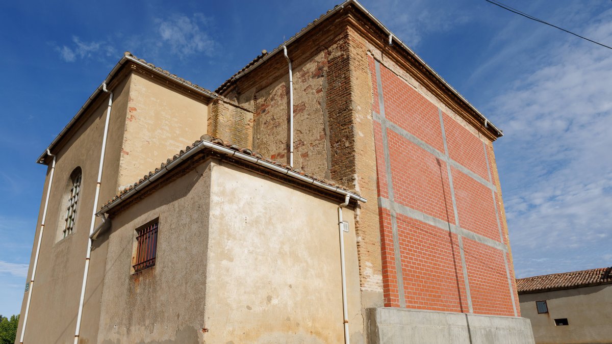 Pared reformada en la iglesia de Matanza de los Oteros.