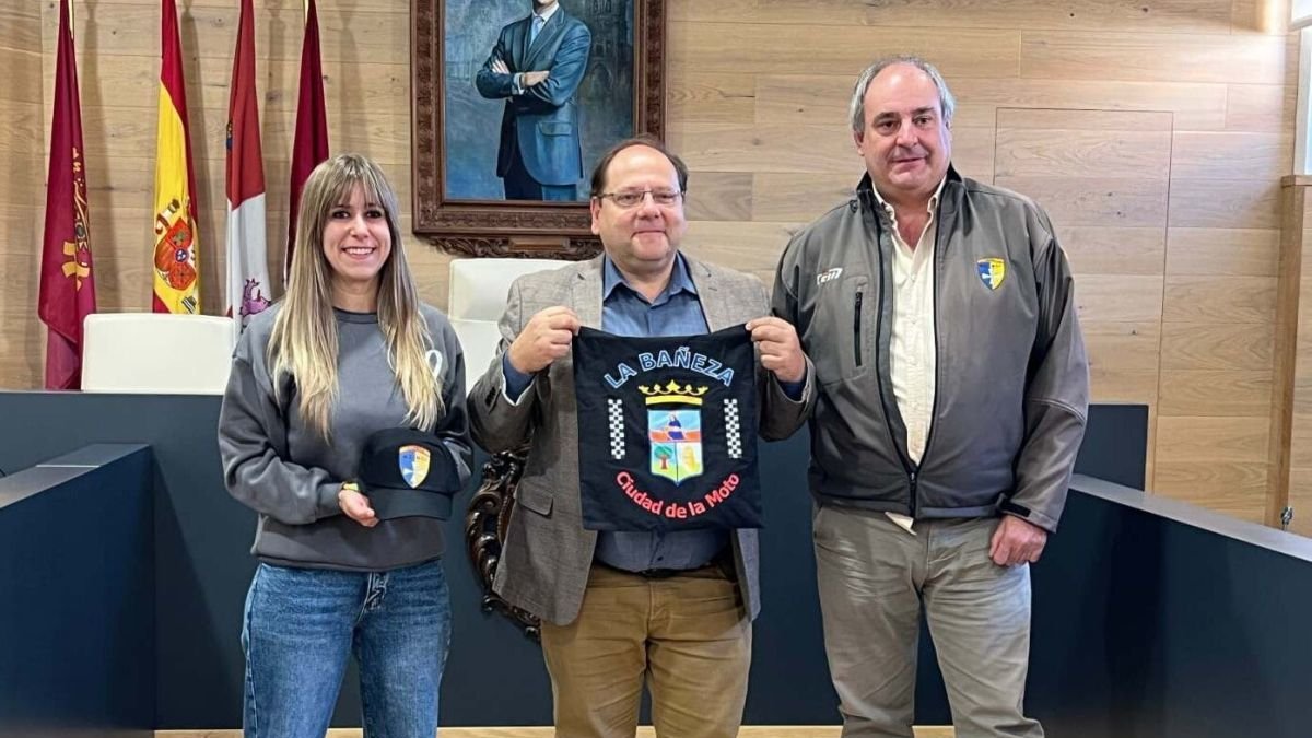 Laura Gallego, Javier Carrera y Carlos Sainz en la presentación.