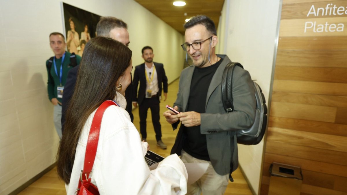 Amenabar firmar un autógrafo a una fan.