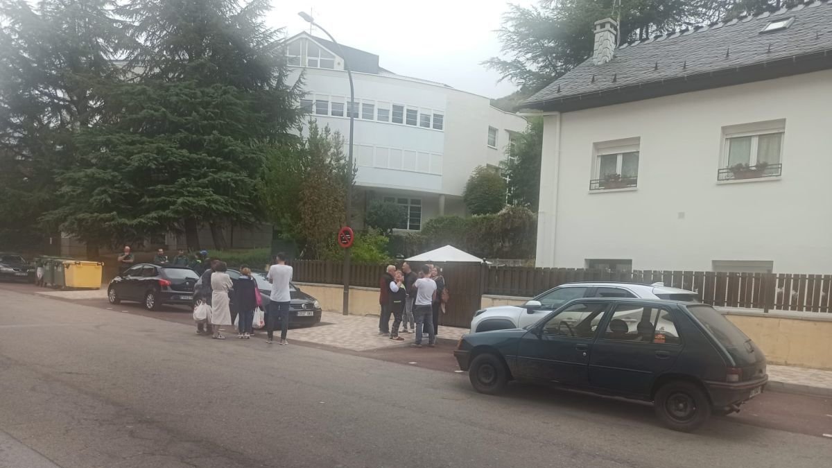 Los vecinos, frente a la casa que estuvo a punto de ser ocupada y agentes de la Guardia Civil.