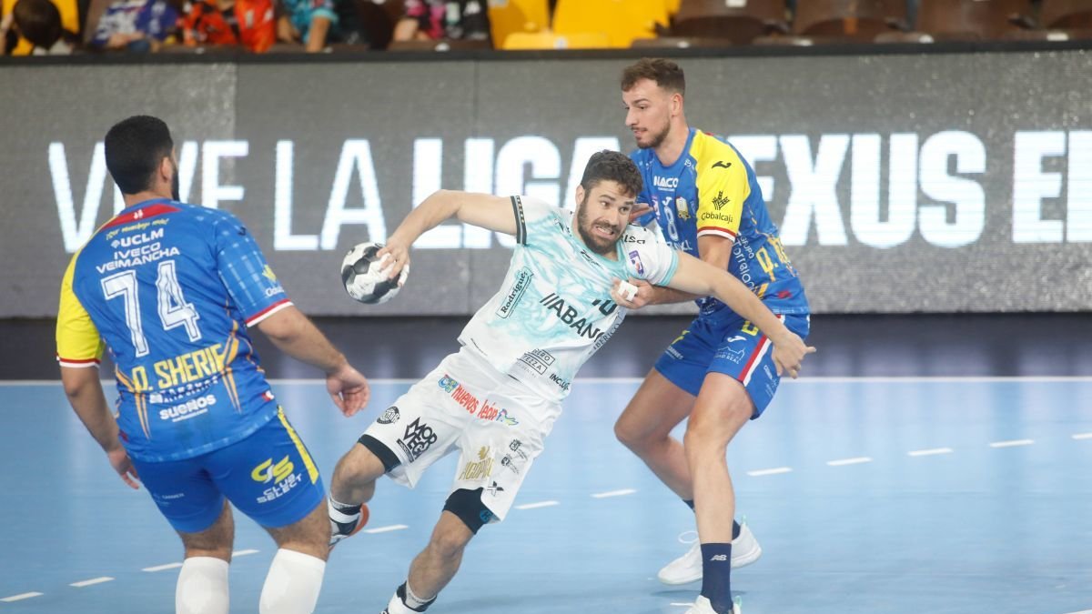 El exademarista David Fernández trata de frenar a Rodrigo Pérez, que completó un partido notable liderando el triunfo de los leoneses ante Ciudad Real.