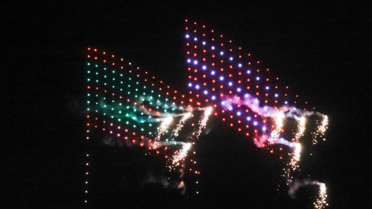 Los pendones leoneses combinaron los drones con los fuegos artificiales.