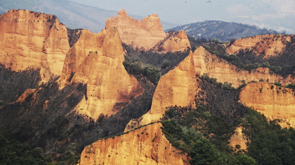 Vista de una paraje quemado desde del Mirador de Orellán, una de las infraestructuras afectadas por el incendio en Las Médulas, Orellán y Carucedo