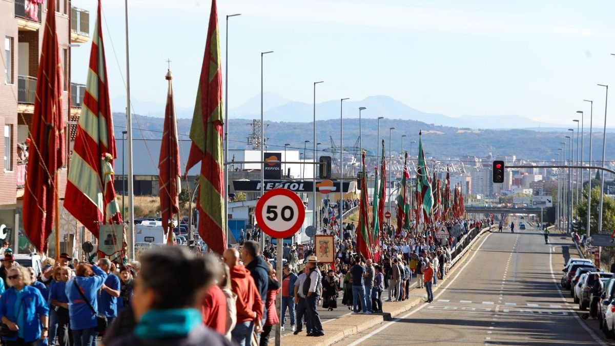 Los pendones, las panderetas y los perdones volvieron a tomar La Virgen del Camino.