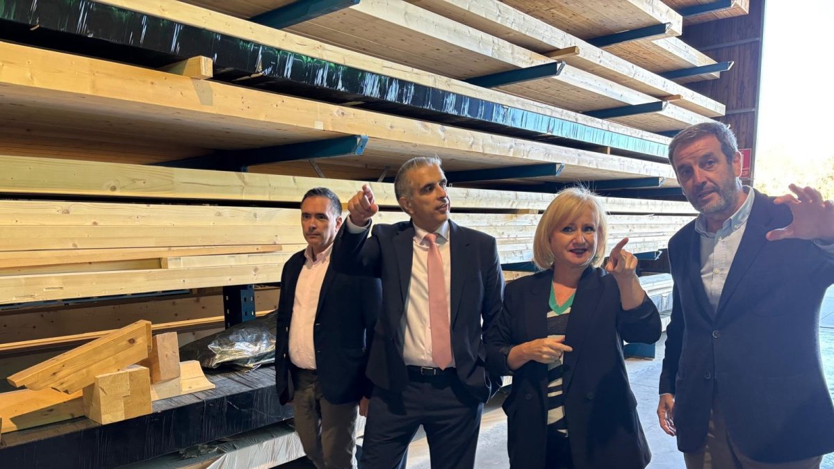 Visita de la consejera de Empleo e Industria, Leticia García, a Maderas Pisuerga.