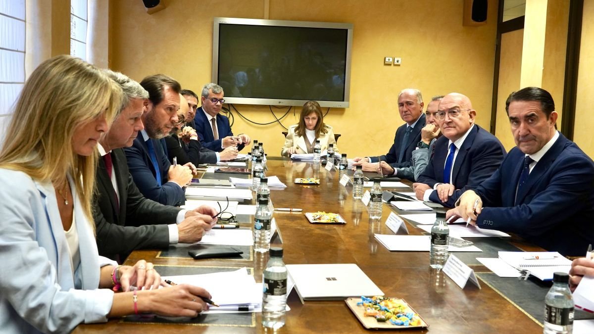 Óscar Puente y enfrente el alcalde de Valladolid y el consejero Quiñones.