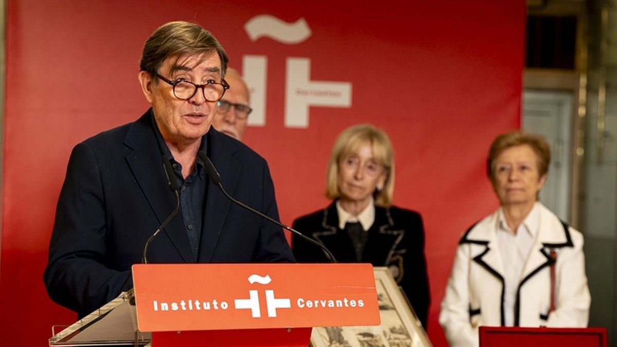 Luis García Montero, Susana Aldecoa y Ángeles Encinar..