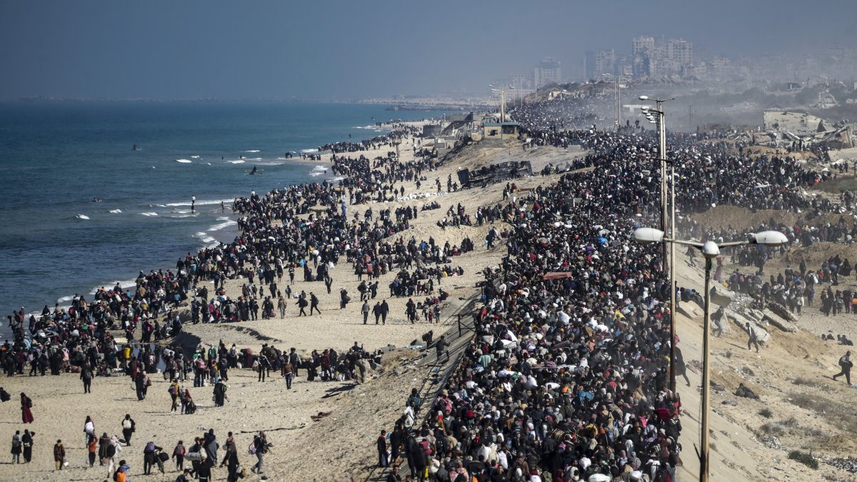 Palestinos desplazados se desplazan del sur al norte de Gaza por la carretera de Al Rashid, en el centro de la Franja.