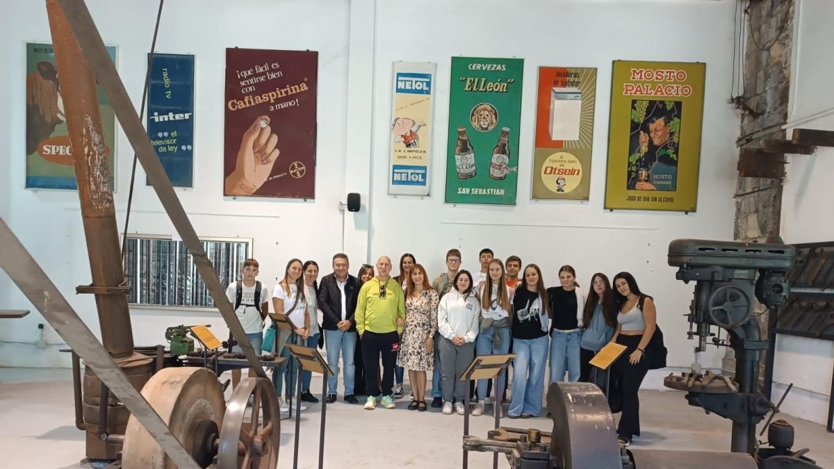 Los alumnos eslovenos en el museo del ferroviario.