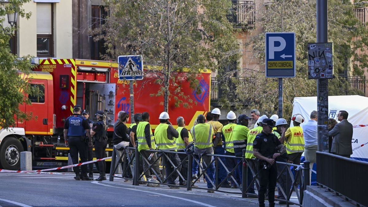 Compañeros de los atrapados esperan noticias en la calle.