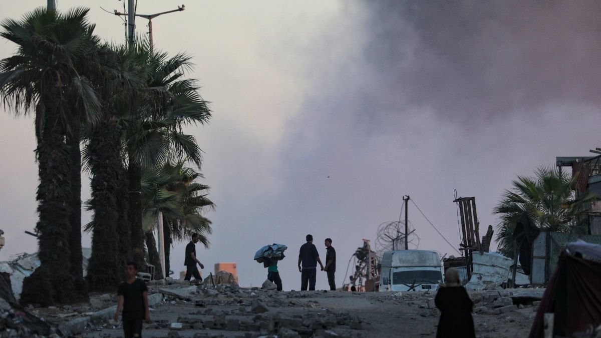 Ciudadanos palestinos en lo que queda de la ciudad de Gaza, arrasada por Israel.