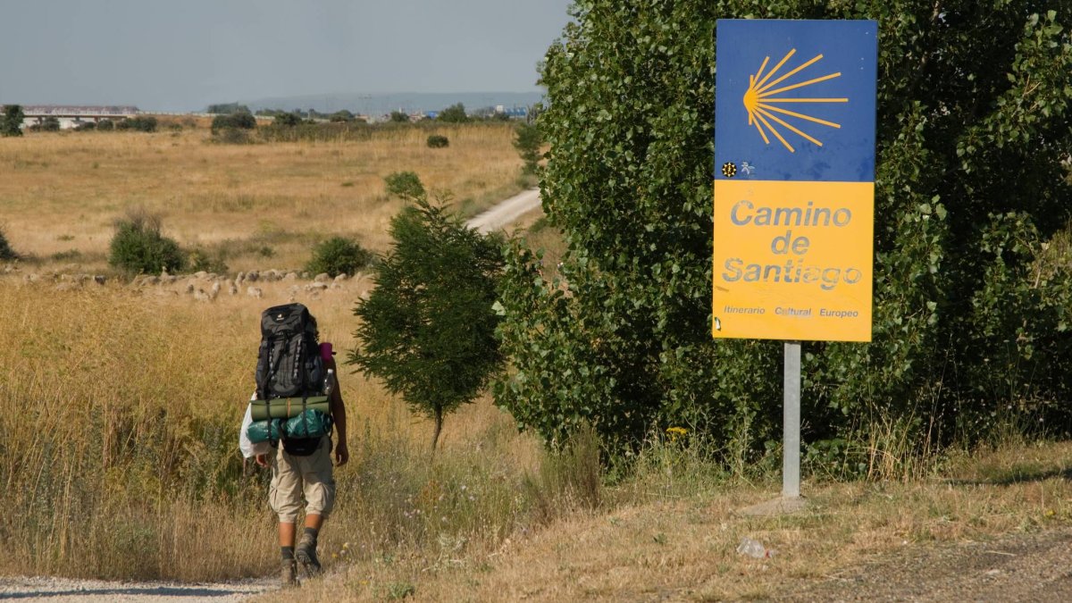 Un peregrino recorre el Camino de Santiago a su paso por León, una de las etapas más emblemáticas de la ruta jacobea.