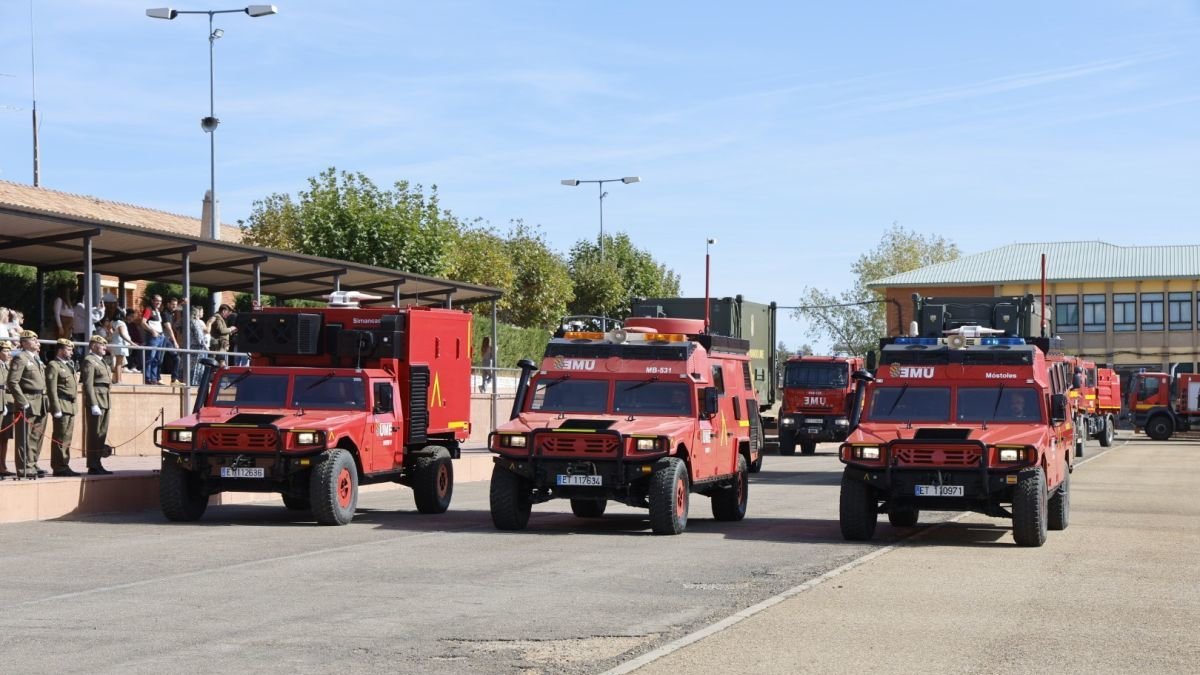Exhibición de medios de la UME ayer en la parada militar.