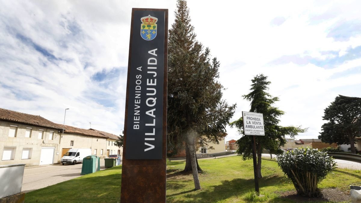Arriba, vista de la entrada a Villaquejida. Sobre estas líneas, recreaciones de los que será la residencia para mayores del municipio.