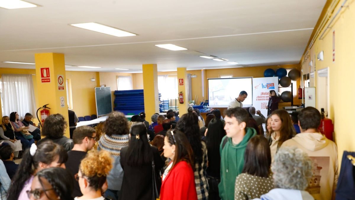 Decenas de solicitantes acudieron a la llamada de una cadena alimentaria que se instalará en Villaobispo.