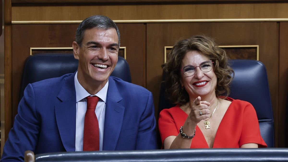 El presidente del Gobierno, Pedro Sánchez y la ministra María Jesús Montero.