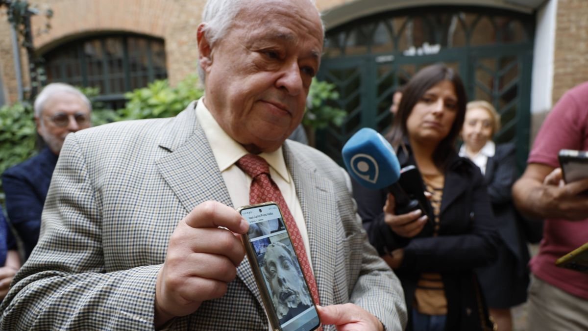 El consejero Gonzalo Santonja muestra en su móvil la réplica de San Simeón.