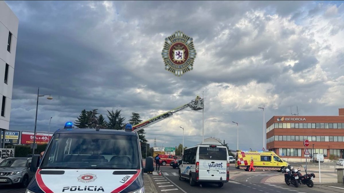La Policía Local atendiendo el accidente.