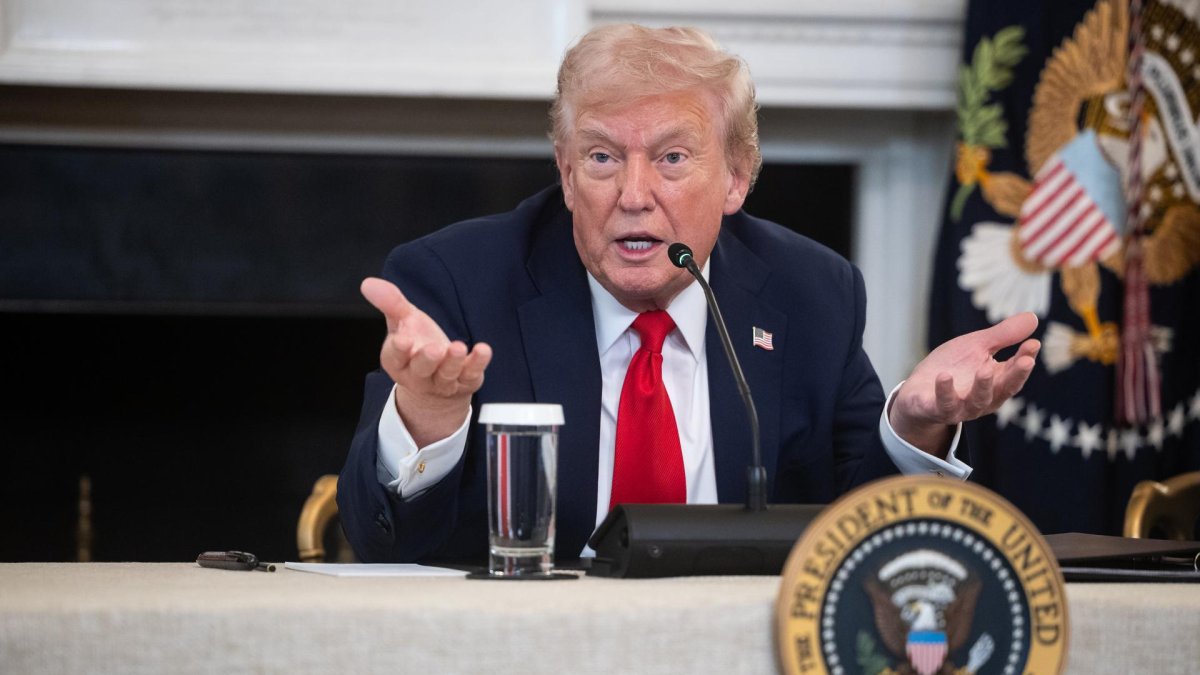 El presidente de EE.UU., Donald Trump- habla en el Comedor de Estado de la Casa Blanca en Washington, DC, EE.UU. 