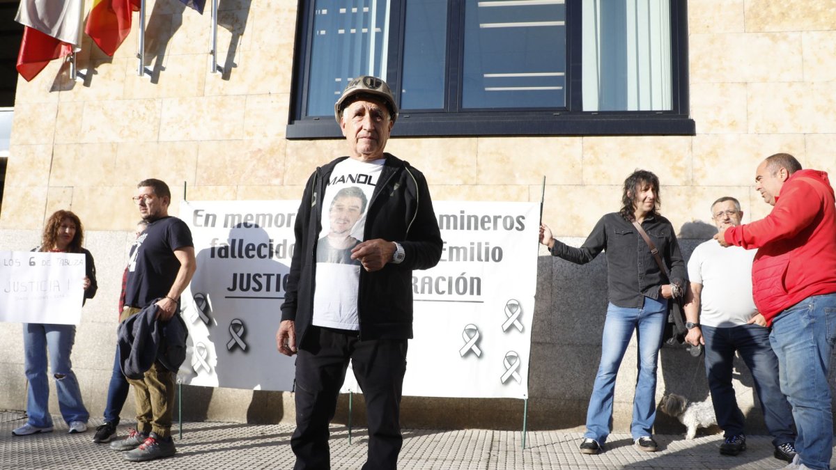 Familiares de los mineros muertos en el Pozo Emilio en 2013 esta mañana a las puertas de los juzgados de León