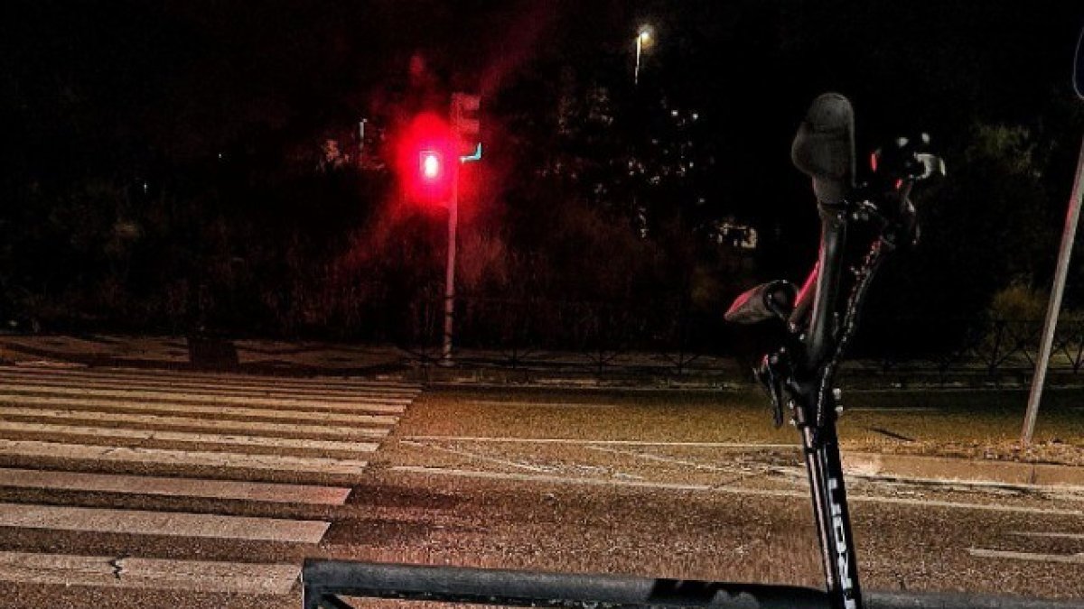 Detenido en Valladolid a bordo de un patinete que circulaba por la acera y trucado para alcancar los 77 km/h.