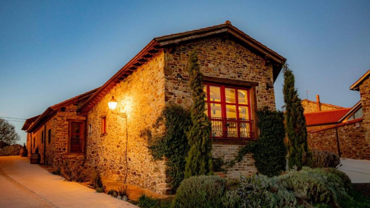 La casa rural Via Avis, en el pequeño pueblo leonés de Santa Catalina de Somoza, ha sido reconocida por Booking como una de las más acogedoras de España.