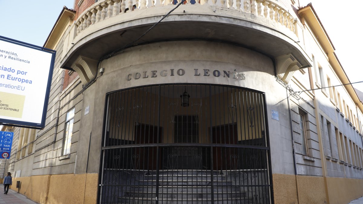 Una de las puertas de acceso al edificio del Leonés en La Corredera.
