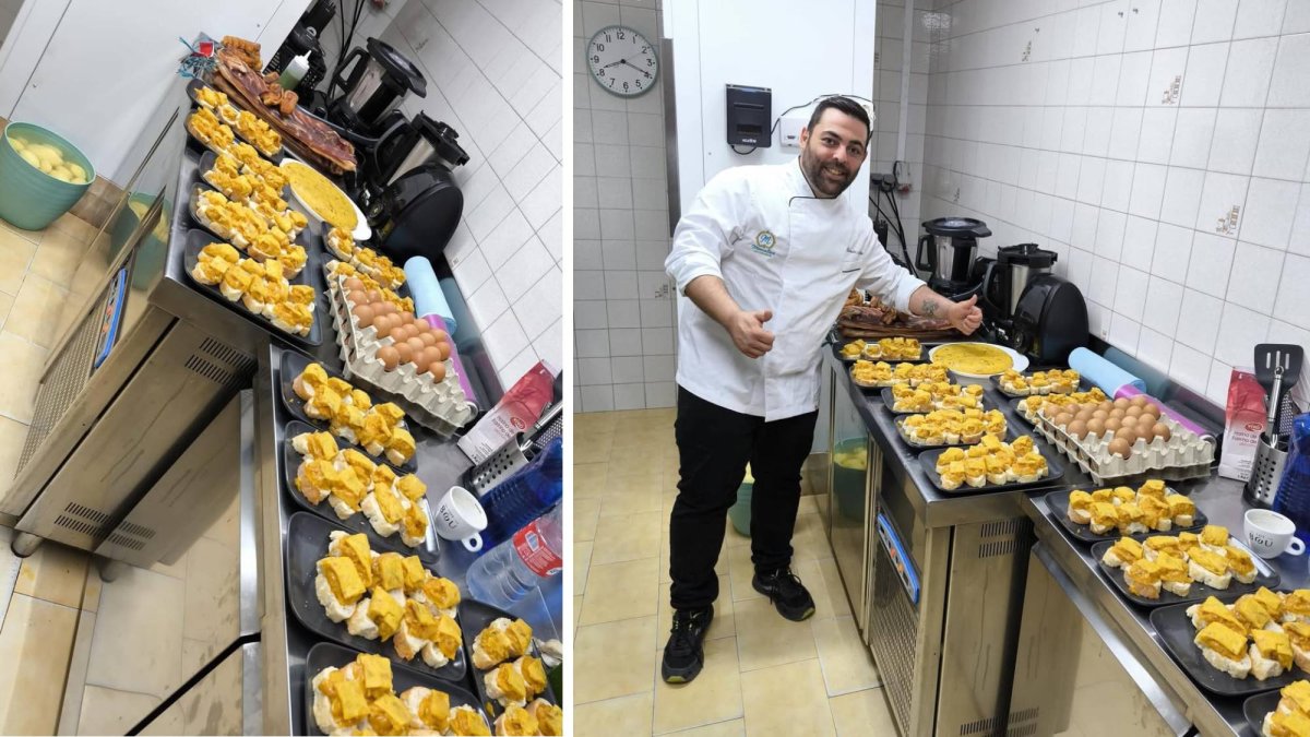 Ricardo Martín, campeón nacional de tortilla, posa en su cocina con decenas de pinchos listos para el servicio en Monalisa Gastrobar
