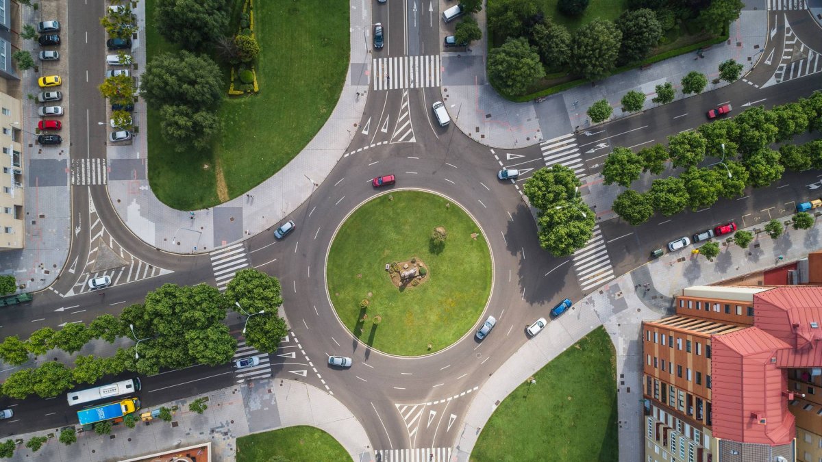 Tráfico en una rotonda de León, Castilla y León.