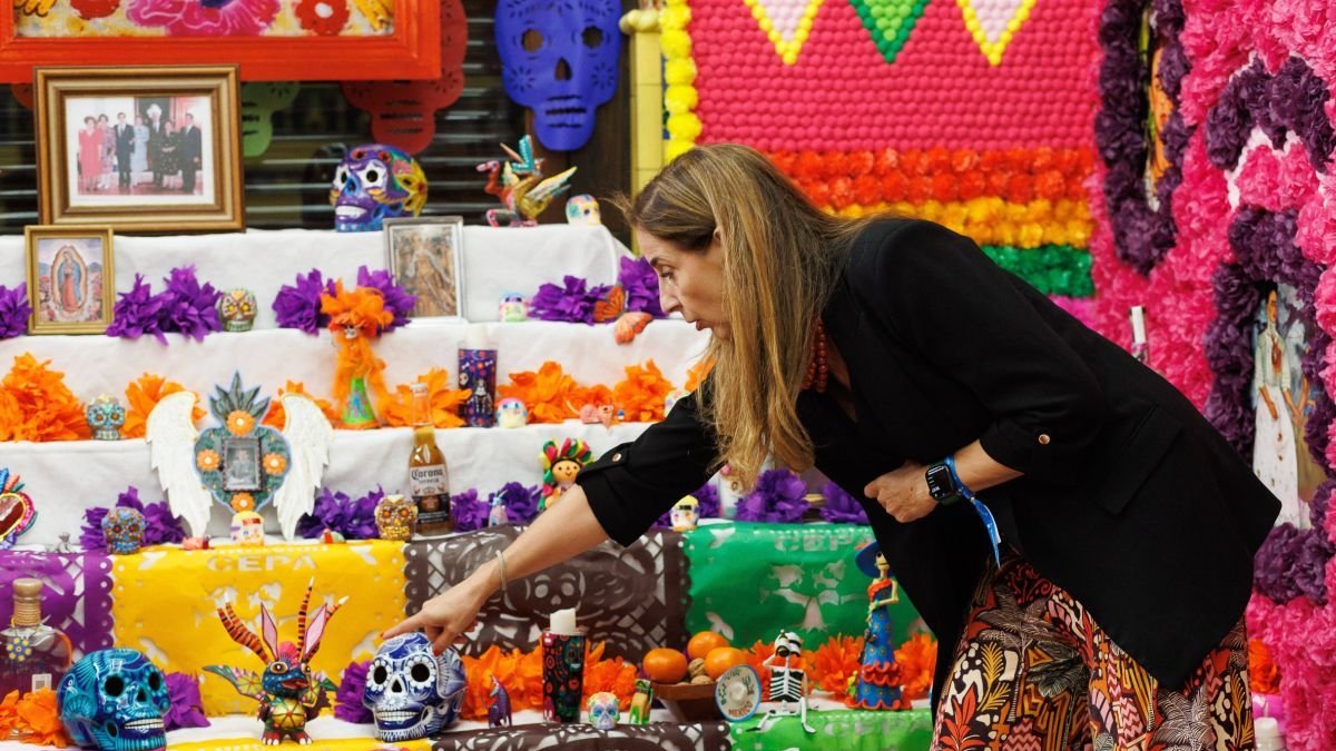 Nuria Alonso muestra el Altar de Muertos instalado en el museo.