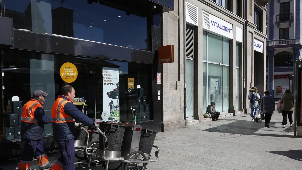 Dos trabajadores del servicio de limpieza de León.