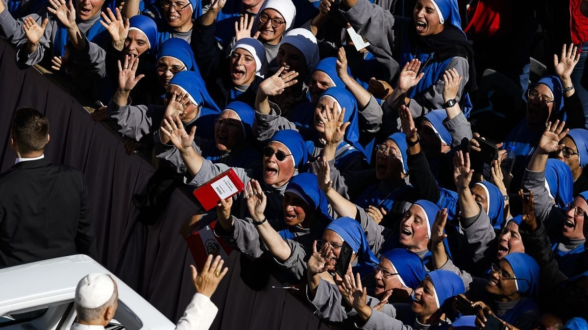 El Papa saluda a las personas congregadas en la Plaza de San Pedro.
