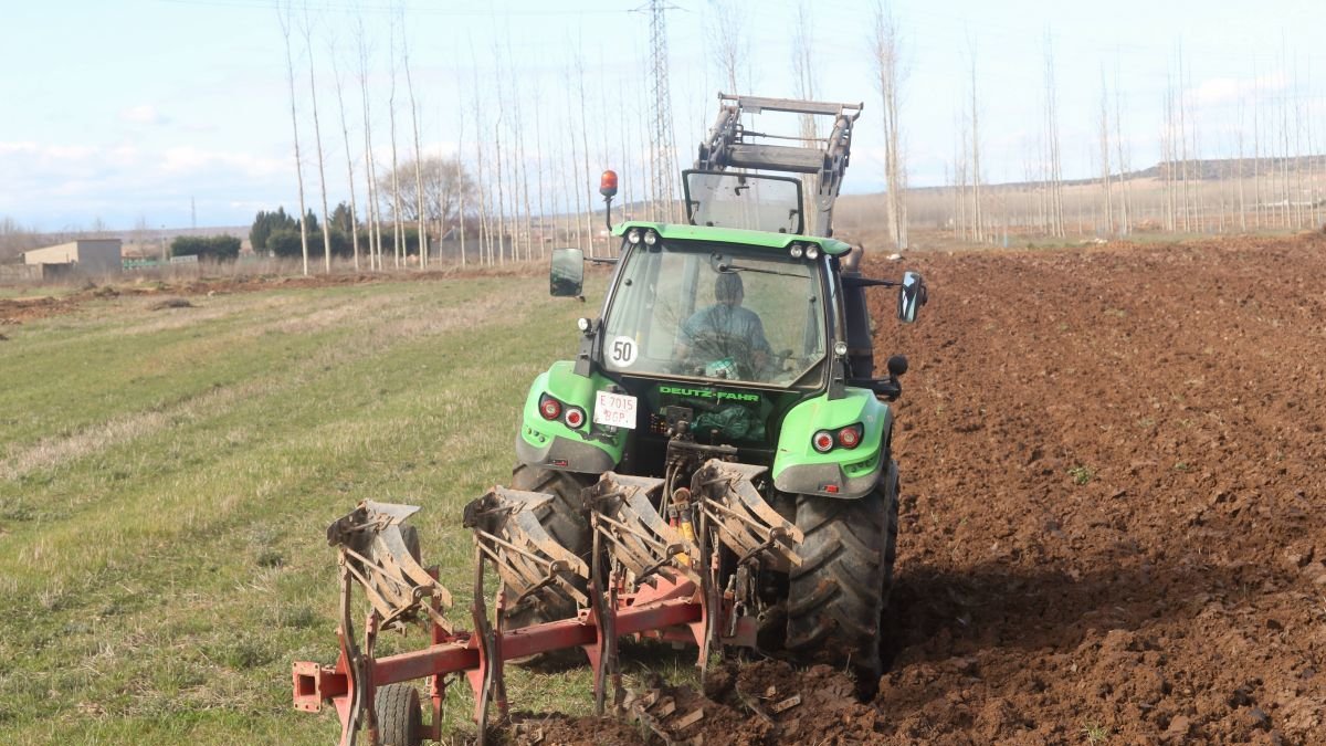 Un agricultor realiza labores del campo en una rierra de la provincia leonesa.