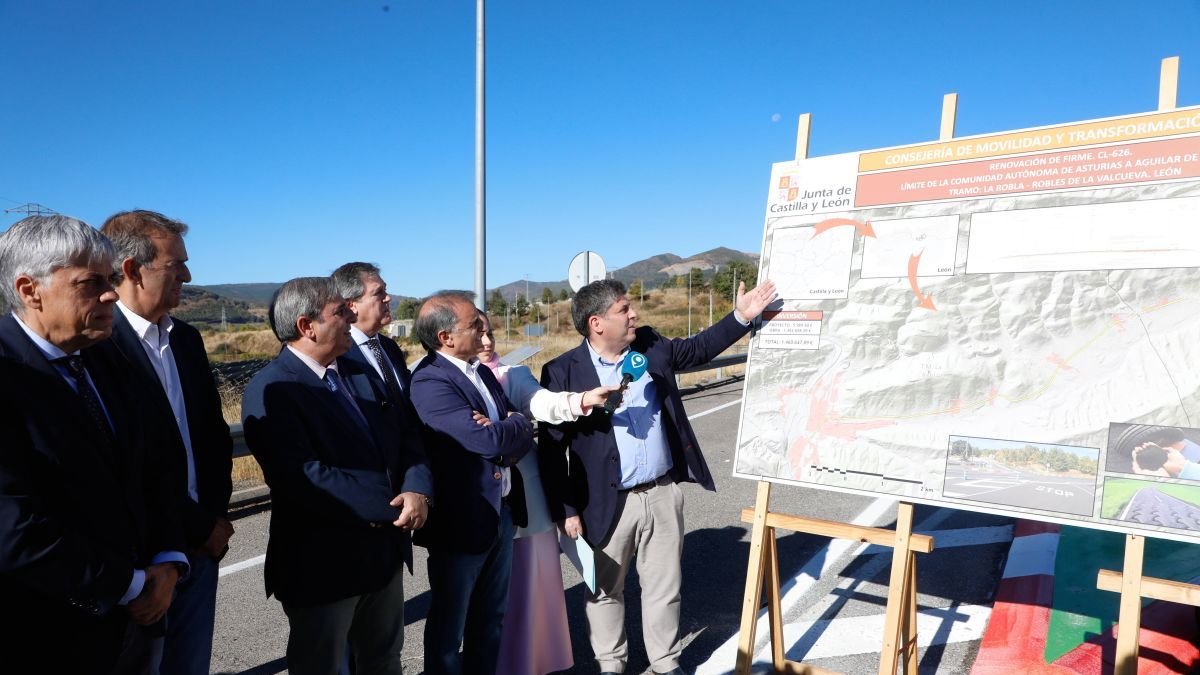 El consejero de Movilidad atiende las explicaciones sobre las actuaciones en la CL-626.