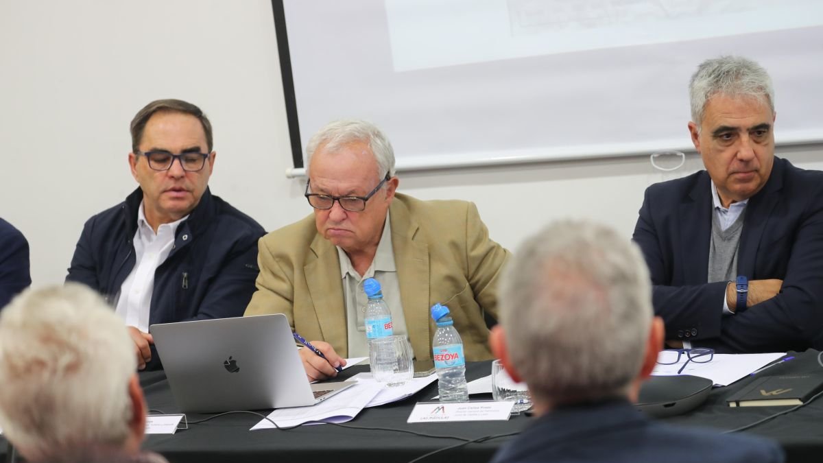 El consejero Santonja, en el centro, y el alcalde de Carucedo, a la izquierda.