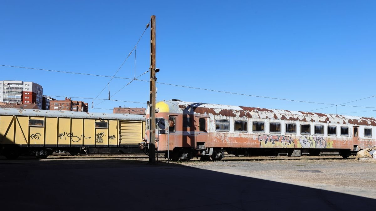 El Obispo, emblema ferroviario en el exterior de los talleres de La Sal, ayer tarde.