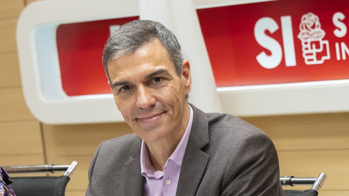 Fotografía de archivo de la lÍder opositora, María Corina Machado saludando a simpatizantes durante un evento en Valencia.