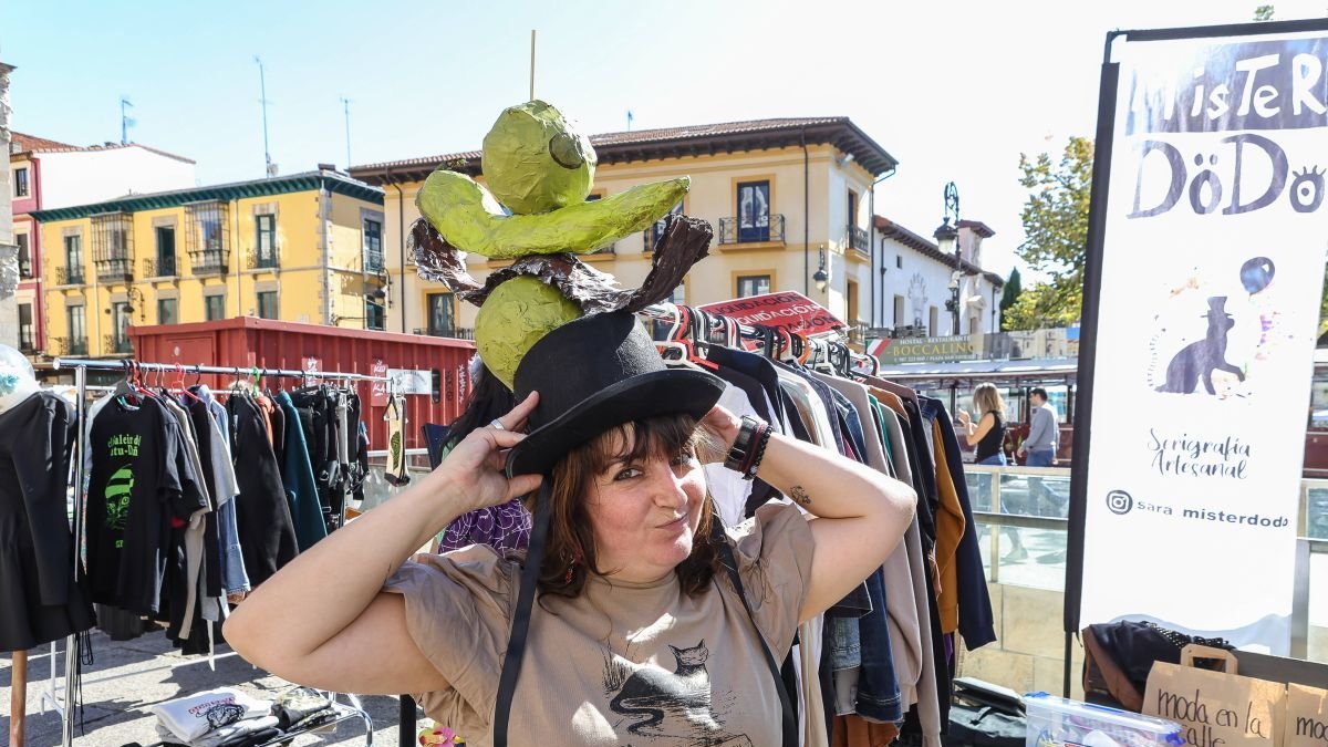 Sombreros imposibles y ropa original cuelgan de los percheros de Moda en la Calle.