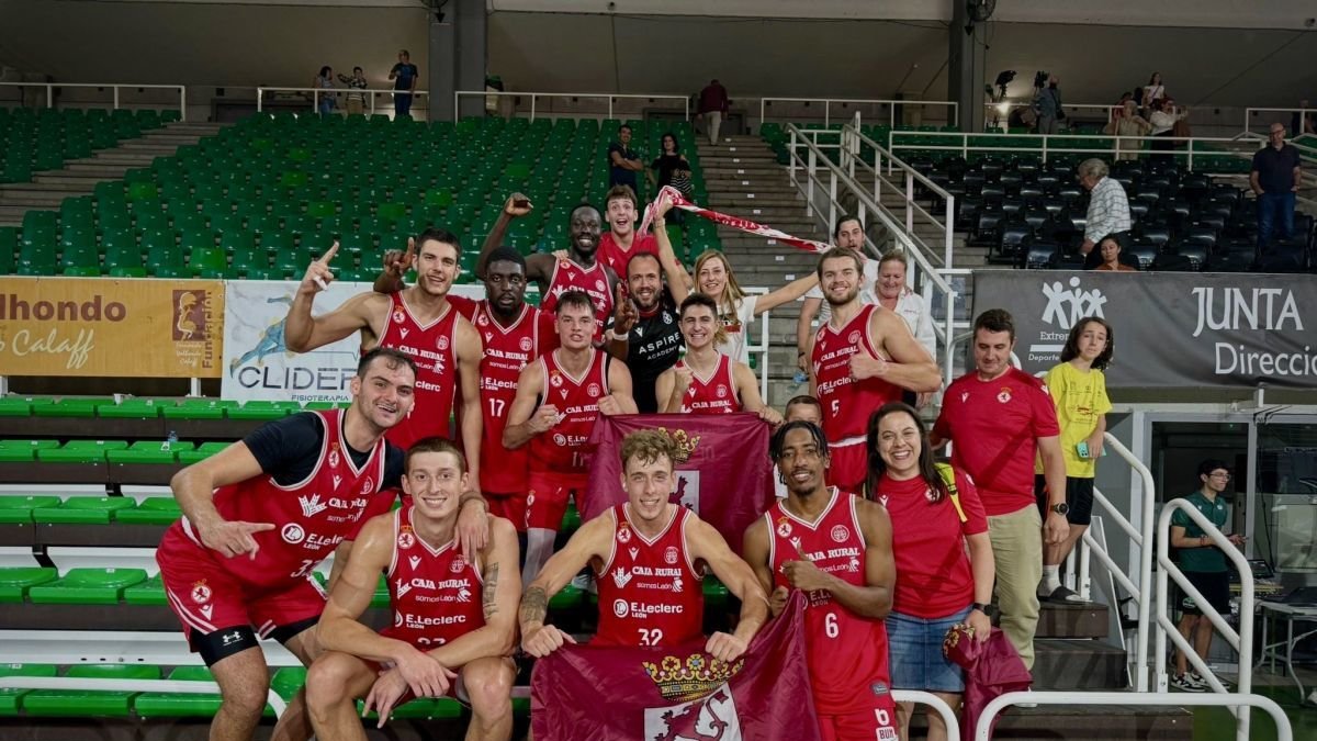 Los jugadores de la Cultural celebran su triunfo en Cáceres.