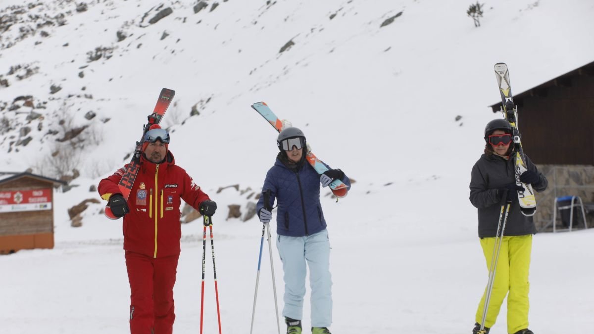 Esquiadores en la estación de San Isidro.