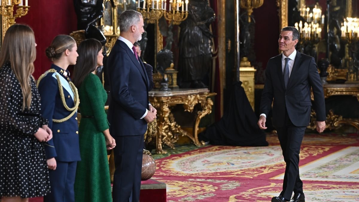 La reina Letizia, el rey Felipe VI, la princesa Leonor y la infanta Sofía saludan al presidente del Gobierno, Pedro Sánchez.