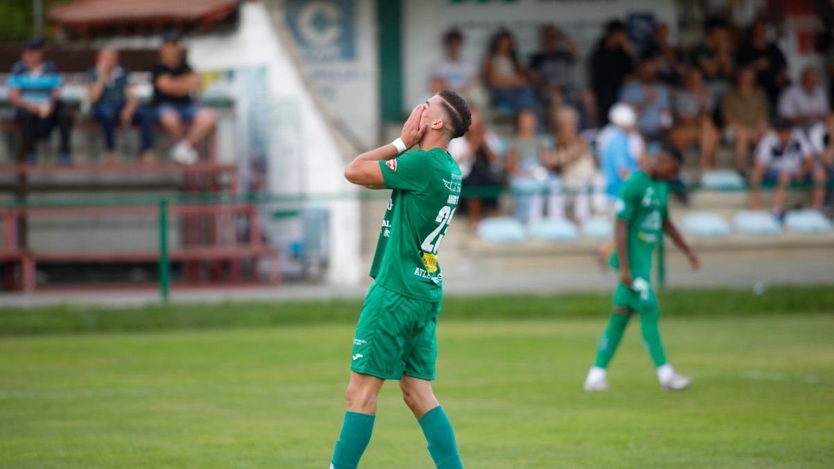 Mario se lamenta de una acción del Atlético Astorga. El delantero no estuvo acertado.