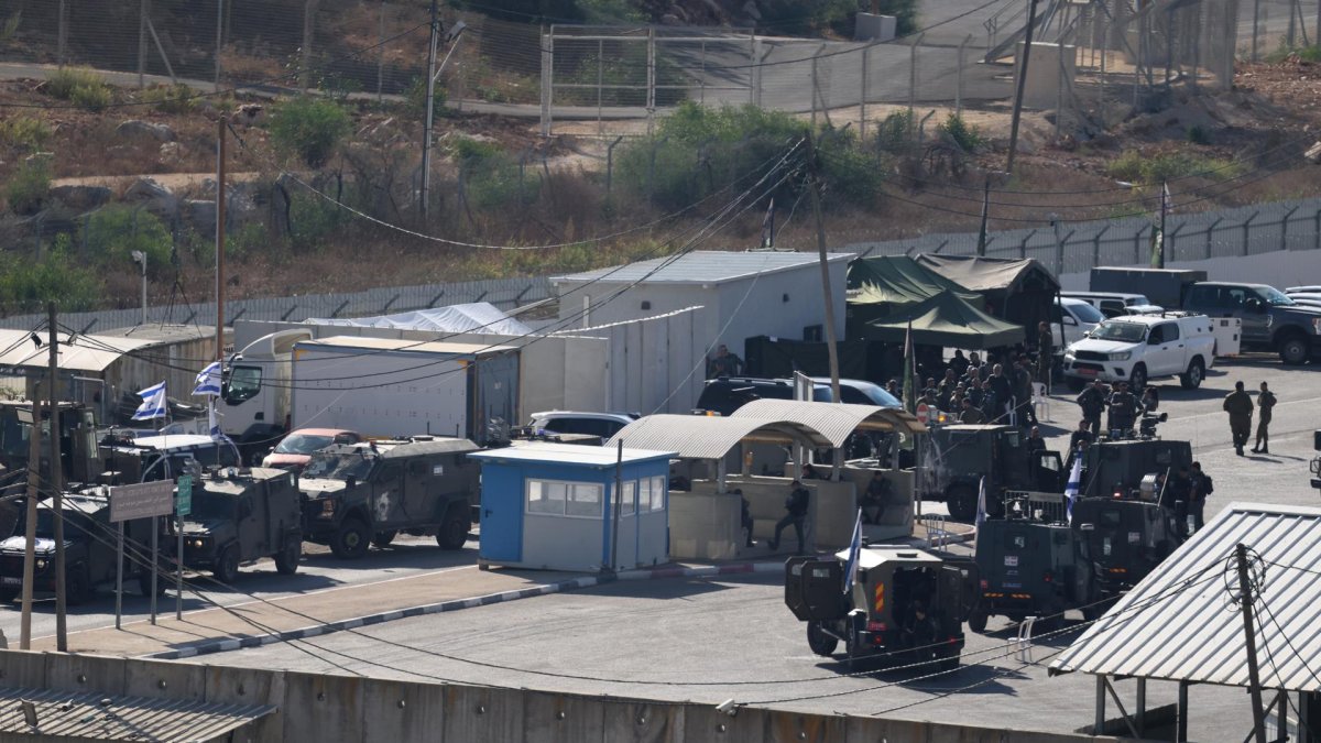 Las Fuerzas israelíes se preparan para liberar a los prisioneros palestinos en una prisión en Ramala. EFE/EPA/ALAA BADARNEH.