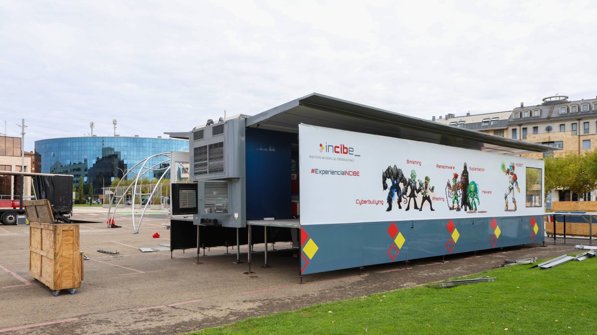 Instalación del Enise en el aparcamiento de la Junta.