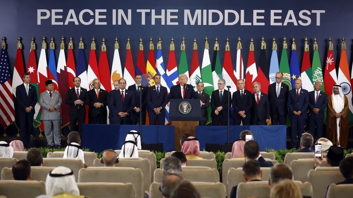 Imagen de Donald Trump, ayer en Egipto, durante la cumbre por la paz en Oriente Medio.