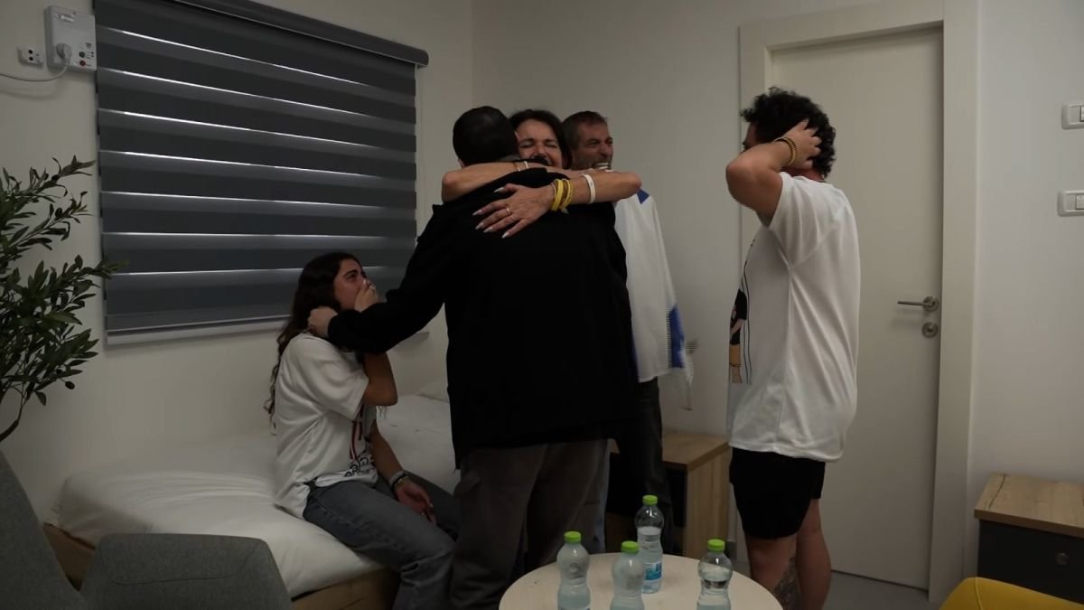 El rehén Guy Gilboa-Dalal y su familia.
