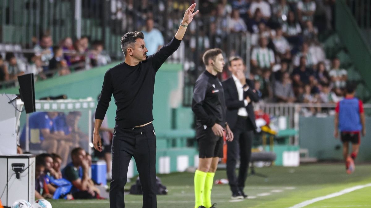 Iván Ania dirige a sus jugadores desde su área técnica en el banquillo cordobés.