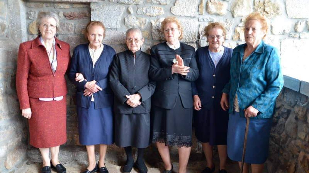 De izquierda a derecha, Marucha, Isolina, Enedina, Cilinia, Chari y Ángeles.